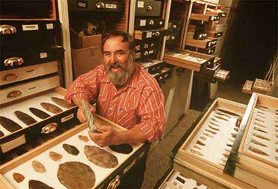 Dr. Dennis Stanford. Smithsonian Institution. mostrando materiales Solutrenses (izq) y Pre Clovis (der)